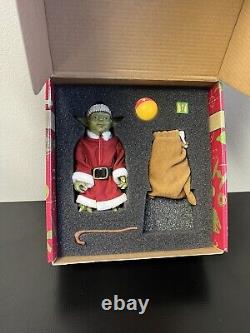 Sideshow Collectibles Star Wars Holiday Yoda 16 Scale Figure