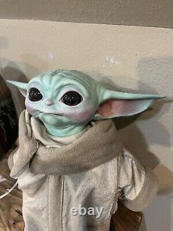 Grogu (Baby Yoda) de Sideshow - Figurine à l'échelle 1:1 avec boîte d'origine