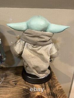 Grogu (Baby Yoda) de Sideshow - Figurine à l'échelle 1:1 avec boîte d'origine