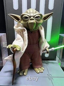Guerre des étoiles / Les Guerres des Clones	 <br/>	 Maître Jedi Yoda<br/>Figurines à l'échelle 1/6<br/> 	Sideshow <br/> Neuf dans sa boîte